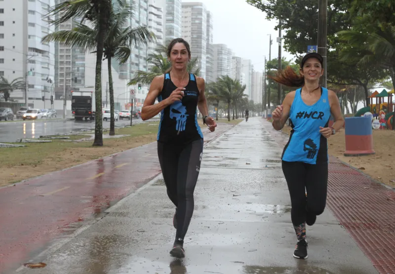 A professora Andrea Lamego, de 56 anos, e a fisioterapeuta Karla Quintas, 46, acreditam que tiveram a vida transformada pelo esporte após começarem a correr