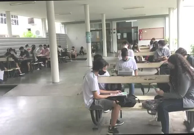 Estudantes   no pátio do Ifes de Vitória,   onde acompanham   as aulas online