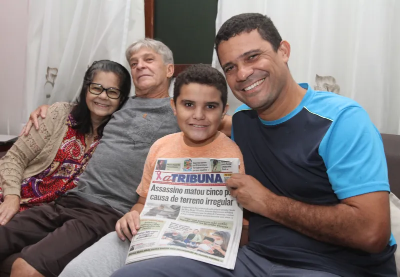 O estudante Miguel Sarmento, de   10 anos, com a família: comemoração