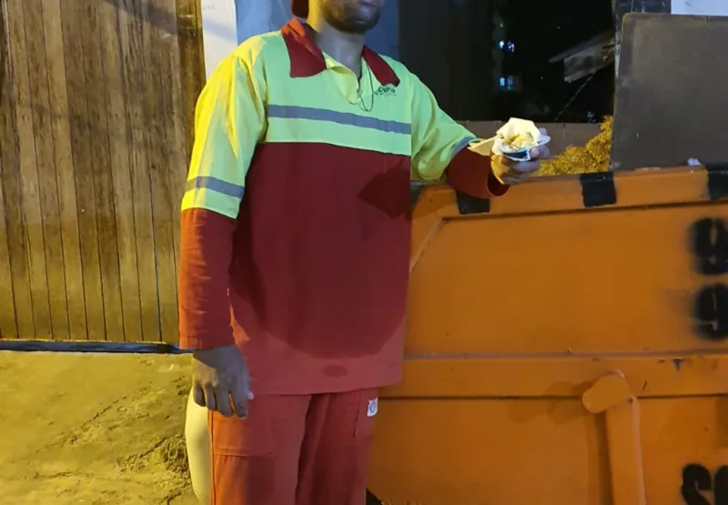Tiago chamou a atenção de empresário enquanto coletava lixo na rua
