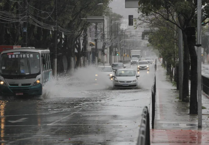 Chuva na Avenida Vitória, em Jucutuquara
