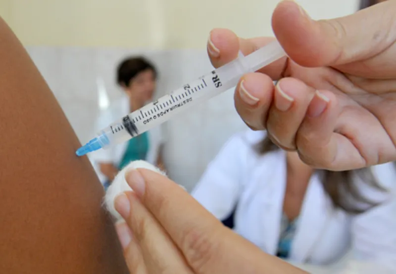 Médicos alertam contra fake news sobre vacinas