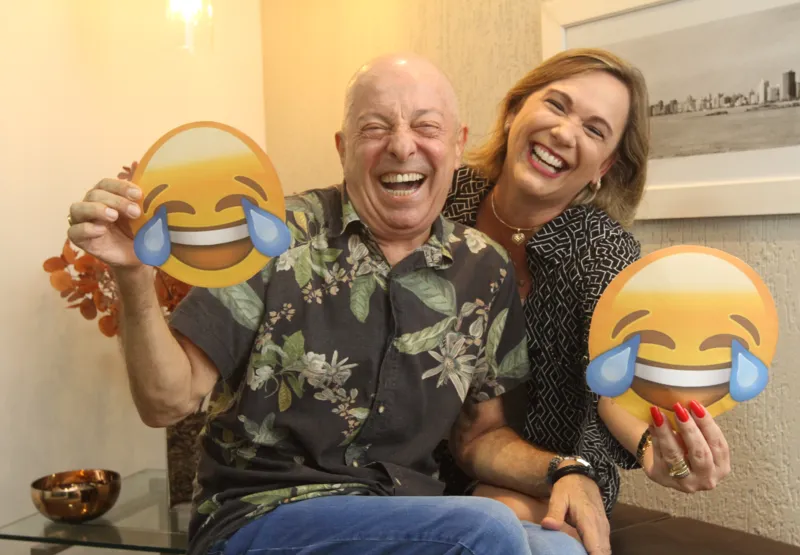 Os amigos Silmara  Schneider, de 49 anos, e André Cassani, de 66, são exemplos de como levar a vida com um sorriso no rosto e de como momentos de boas risadas podem transformar