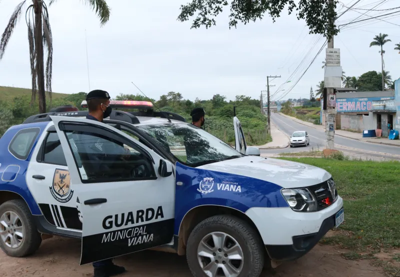 Uma viatura da  Guarda Municipal de Viana, que realizava patrulhamento preventivo na região, avistou as agressões e deteve o homem