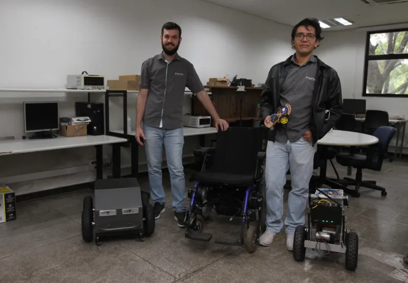 Pablo e Marco Antonio estão trabalhando em um robô que pode servir de base comum para vários tipos de inspeção em empresas