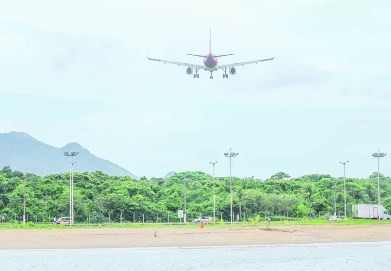 Avião se aproxima para pousar no Aeroporto de Vitória: rota inédita até a capital goiana será  o nono destino