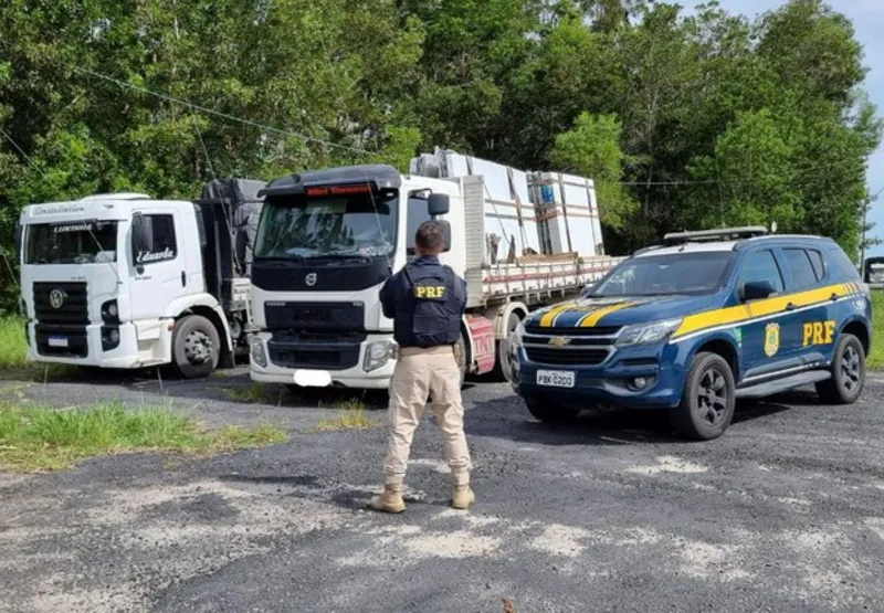 Caminhões retidos pela Polícia Rodoviária Federal 