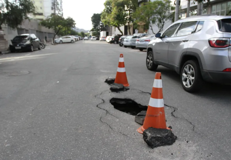 Cones, para alertar motoristas, foram colocados em um buraco na rua Dr. Eurico de Aguiar, em Santa Lúcia, Vitória