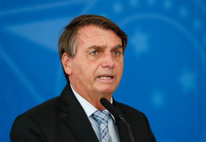 Bolsonaro é questionado sobre medidas para evitar a disseminação da nova cepa do coronavírus