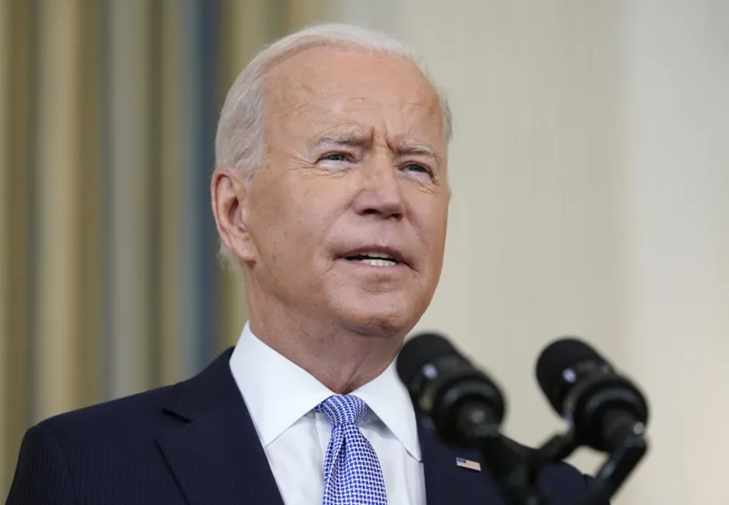 Joe Biden decidiu restringir nesta sexta os voos e viajantes vindos da África do Sul 