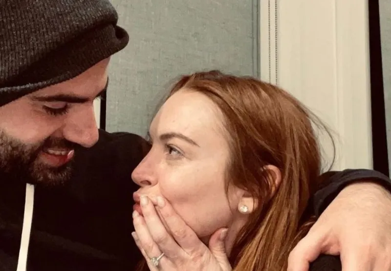 Lindsay Lohan ganha anel de noivado avaliado em cerca de R$ 1,4 milhão