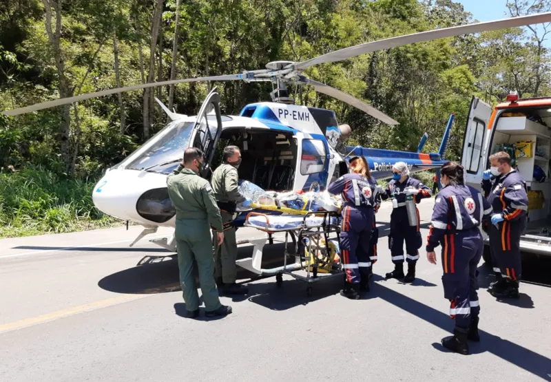 Helicóptero pousou na rodovia para resgatar vítima de acidente 