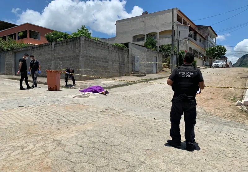 Policiais civis realizam perícia em corpo de motorista de aplicativo assassinado em Vila Capixaba, Cariacica. 