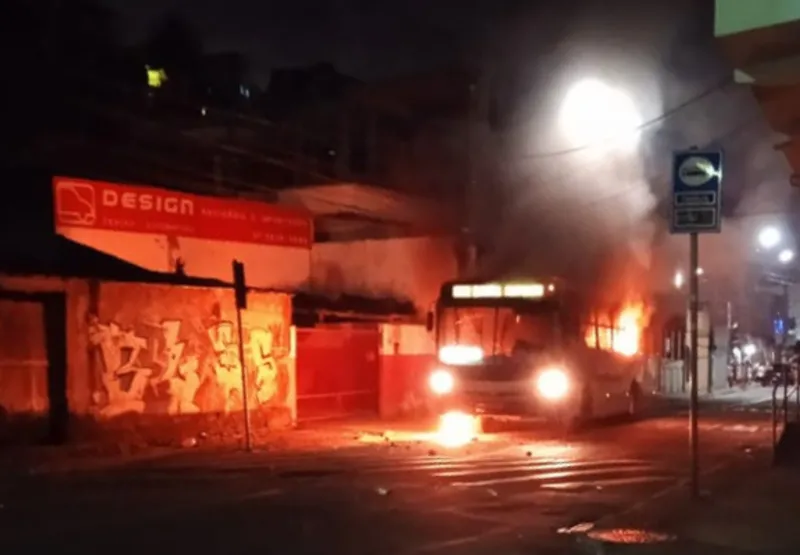 Ônibus em chamas na noite deste sábado (4), em Gurigica, Vitória 