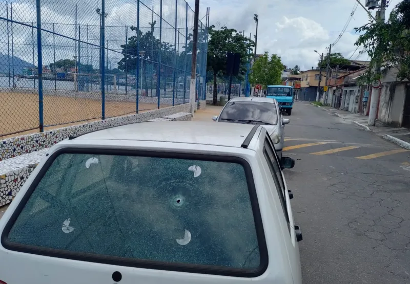 Carro foi atingido por um dos disparos em São Pedro, Vitória.
