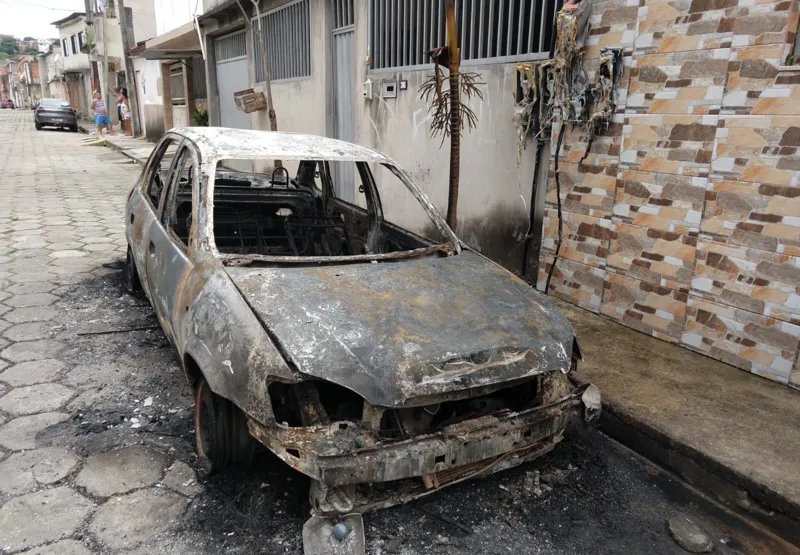 Carro incendiado em Nova Palestina