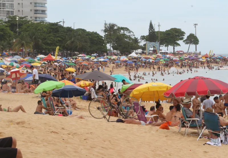 Praia da Costa cheia em Vila Velha