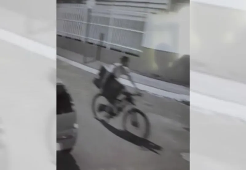 Assaltante invade casa e foge de bicicleta levando celular e televisão