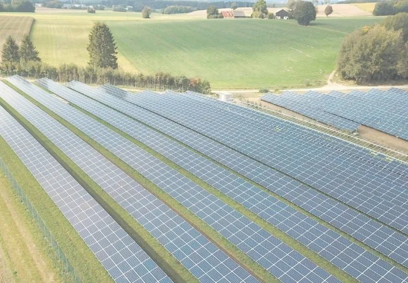 painéis para  energia solar:  segmento somou R$ 11 bilhões em investimento  e  75 mil novos empregos em 2020