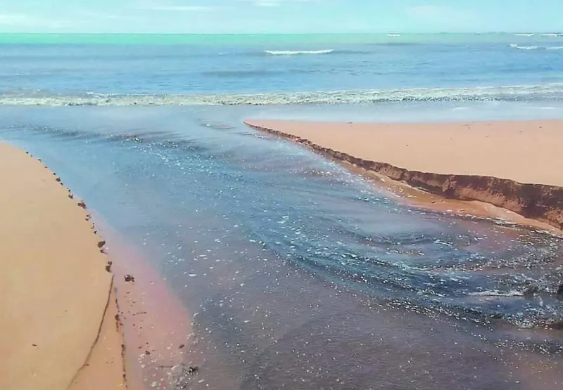 Afluentes  que deságuam na Praia da Baleia, causando poluição ambiental na orla e reduzindo potencial turístico.