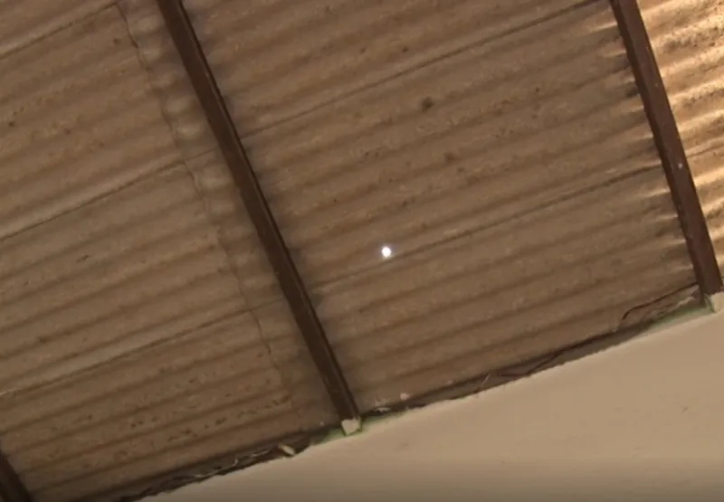 Marca no telhado por onde a bala passou
