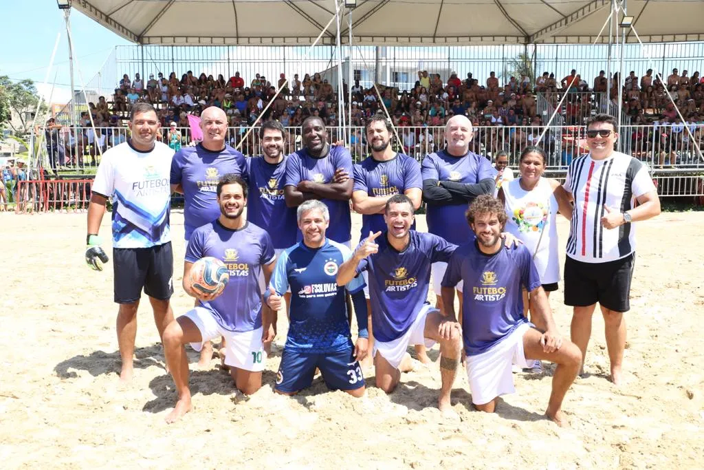 Imagem ilustrativa da imagem Famosos invadem praia de Itaoca para jogo-exibição