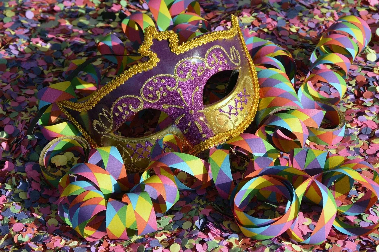 Carnaval. Confetes, serpentinas e máscara.