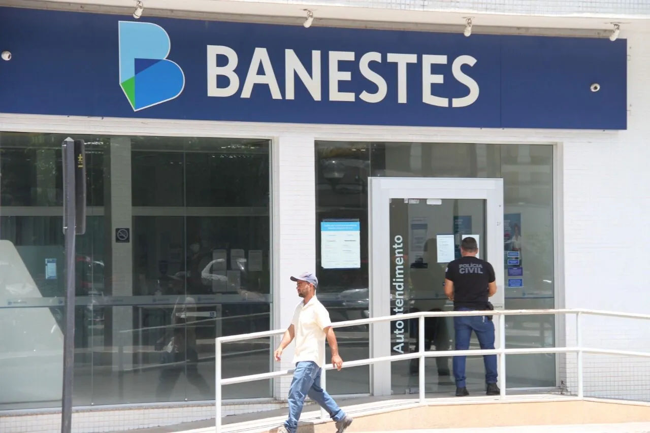 Imagem ilustrativa da imagem Ex-bancária perde R$ 30 mil para golpista que fingiu ser funcionário de banco