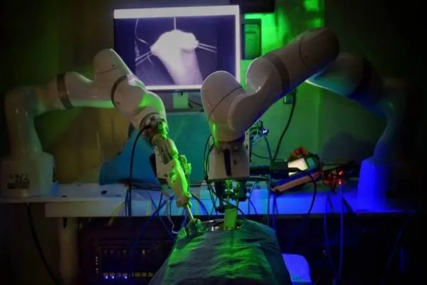 Robô realiza cirurgia sem ajuda humana.