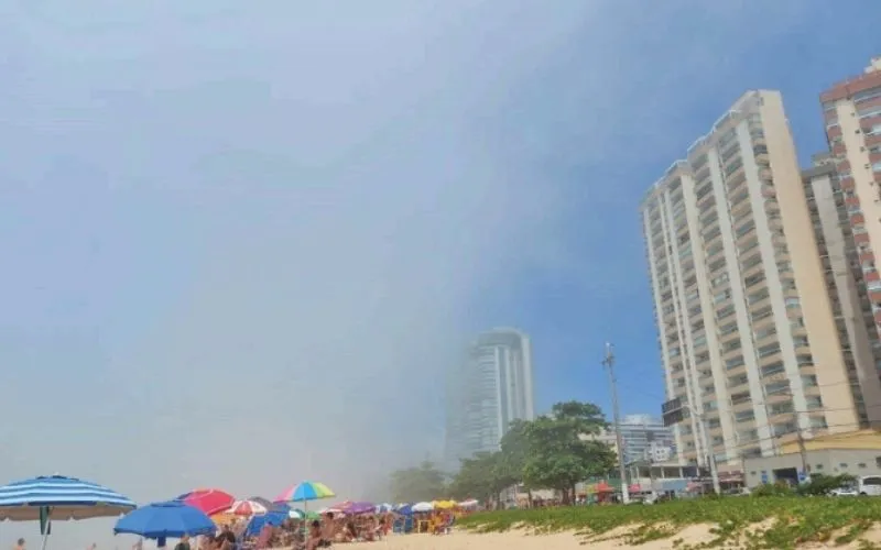 banhistas se assustaram com nevoeiro visto na praia de  Itapuã, Vila Velha