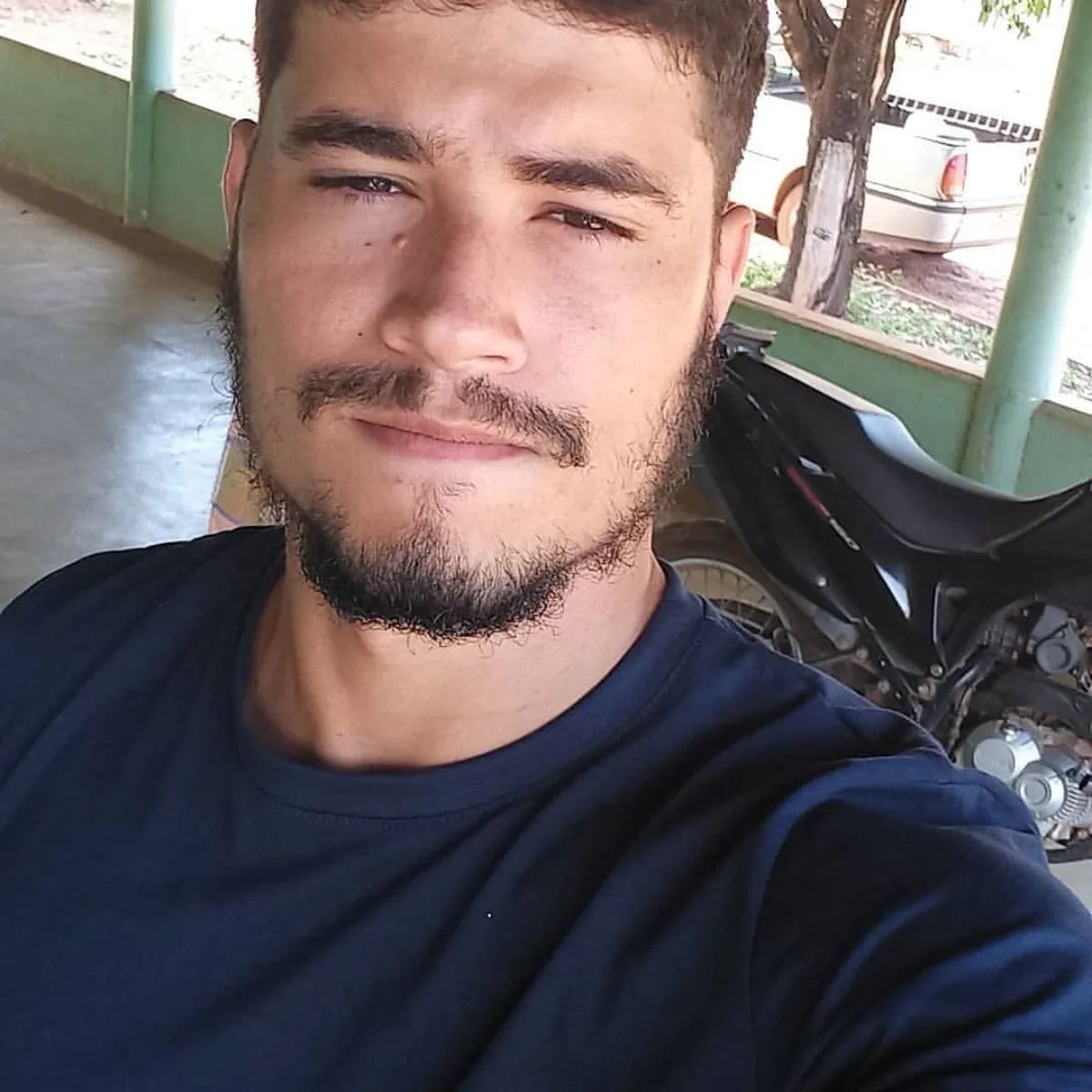 Filho de prefeita em Goiás morre eletrocutado ao reformar escola