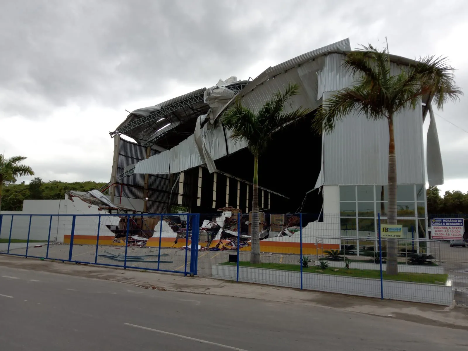 Imagem ilustrativa da imagem Vendaval, chuva de granizo e destruição