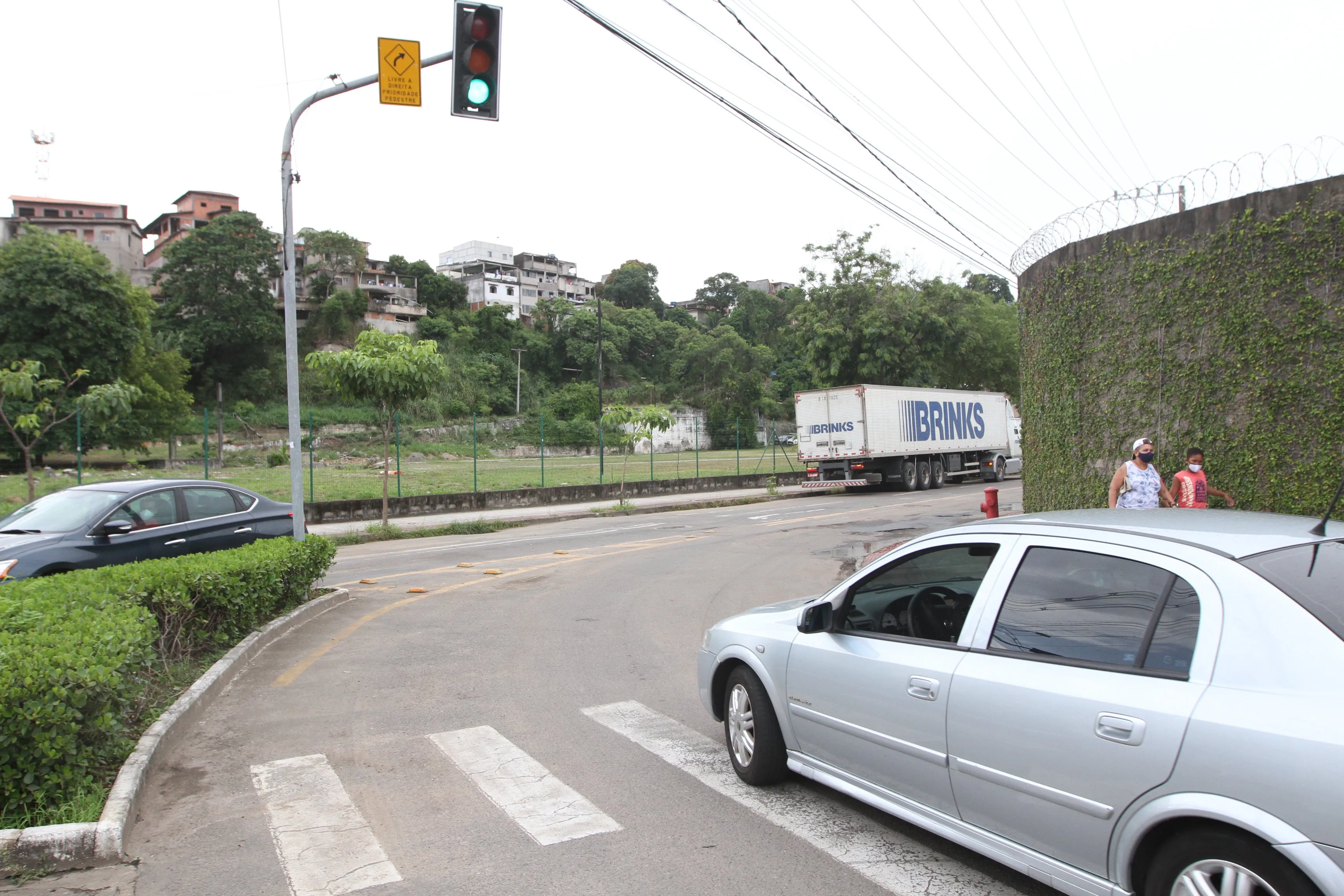 Projeto “Livre à Direita”, que conta com uma placa amarela, começou a ser implantado pelo bairro Maruípe