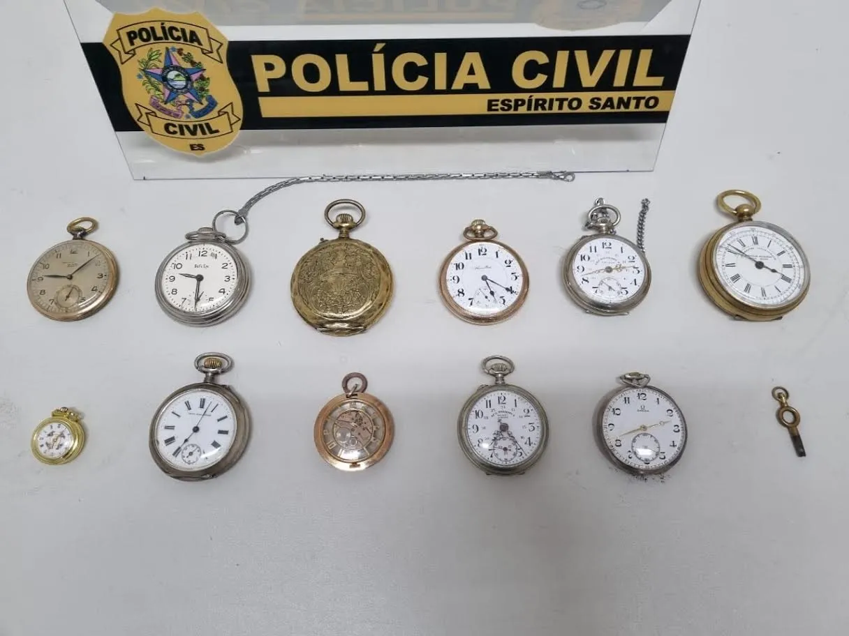 Relógios de bolso, com mais de 200 anos, recuperados pela polícia |