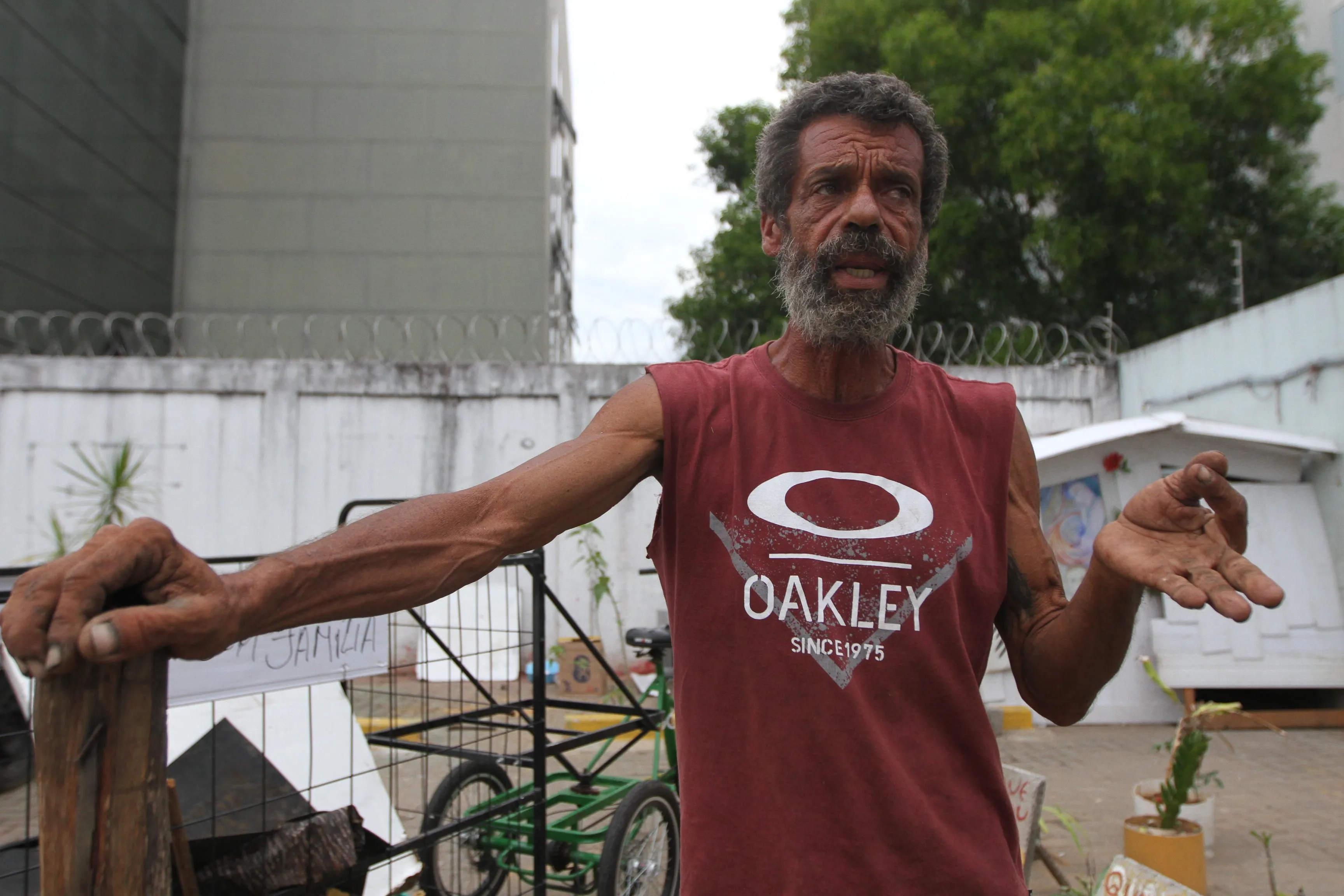 Marcos ganhou uma bicicleta, que usa para recolher material reciclável nas ruas e vender