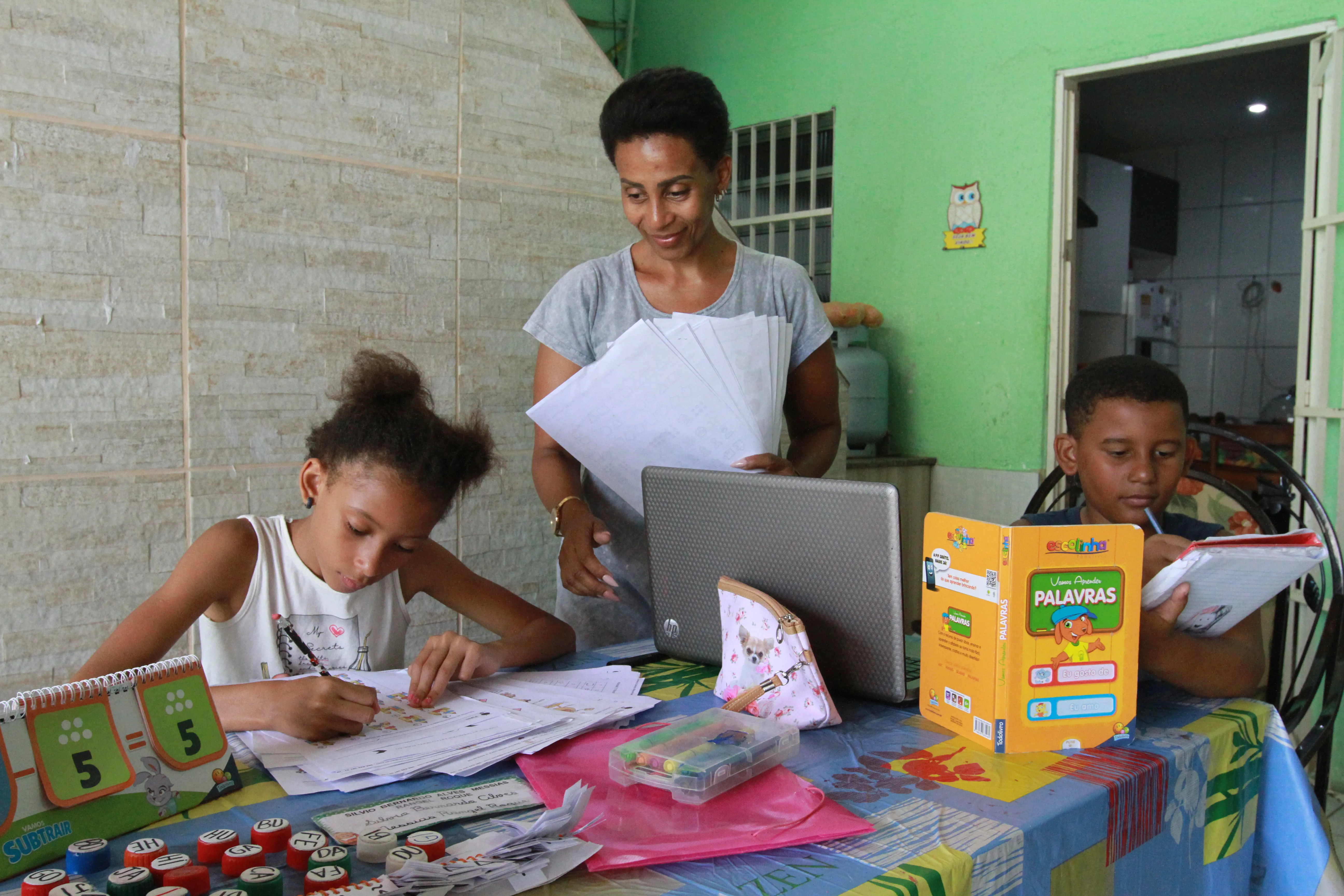 A mãe Silvia Alves Mesias, 45 com os filhos, Pietra Vitória Alves Messias Rangel Roque, 9 e o Silvio Bernardo Alves Messias Rangel Roque, 7 |