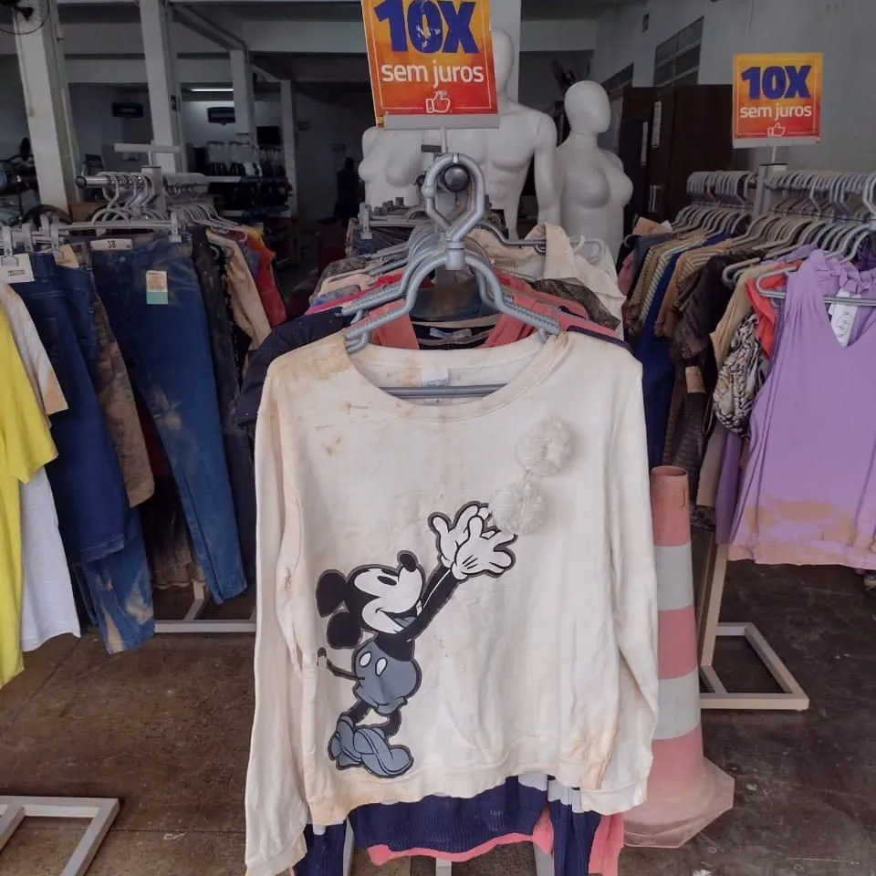 Loja da família de Zema em Brumadinho é notificada por vender roupas sujas de lama.