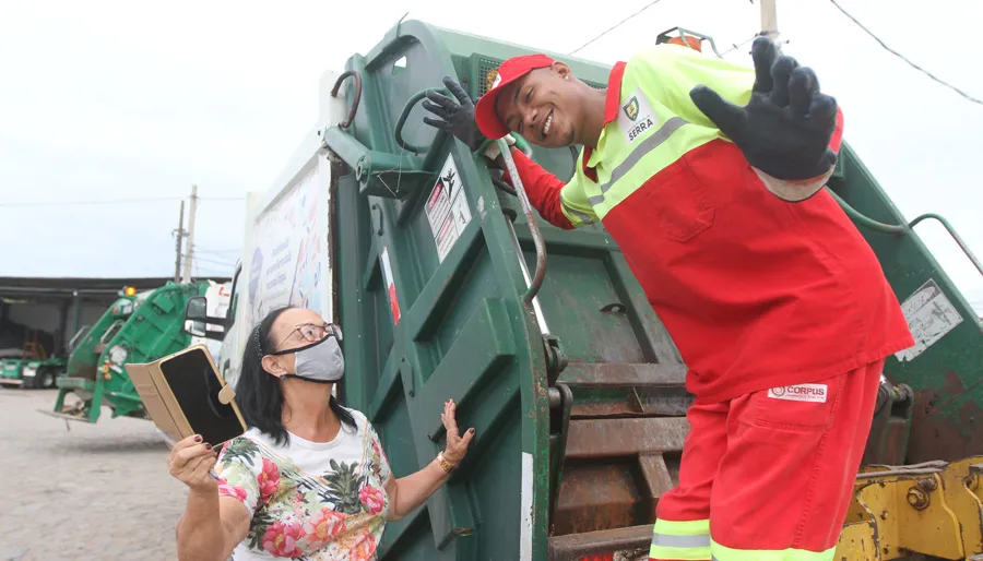Alda Rodrigues jogou o celular no lixo sem querer e teve a ajuda de Luiz Felipe Leitão, que achou o aparelho no meio de toneladas de resíduos