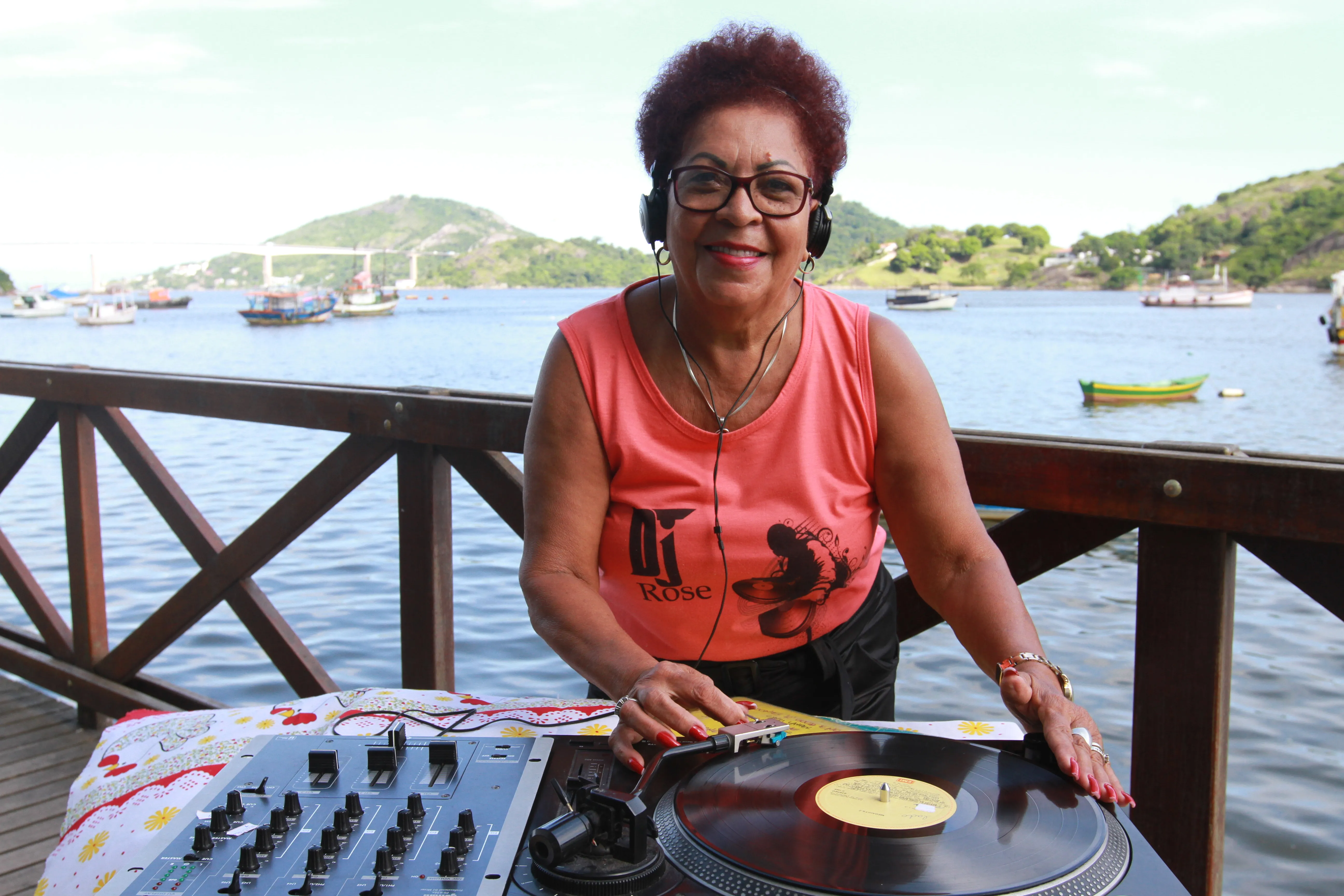 A DJ Rose Gomes já se apresentou para mais de mil pessoas em Cariacica com sucessos das décadas de 70 e 80