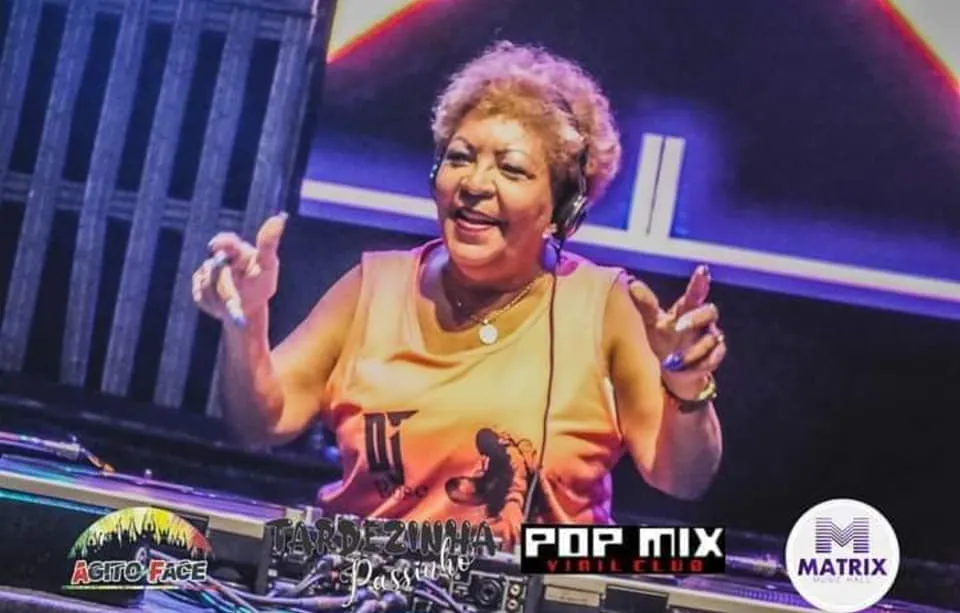 Imagem ilustrativa da imagem Aposentada de 69 anos vira a “DJ Mamis do Vinil”