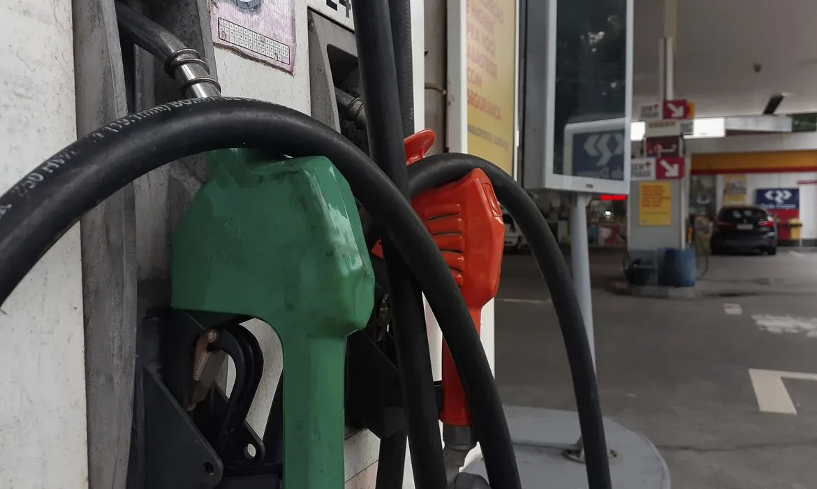 Abastecimento com gasolina: preço dos combustíveis acaba afetando outros produtos, aumentando a inflação