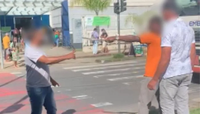Caminhoneiro agride motorista com um facão após briga de trânsito
