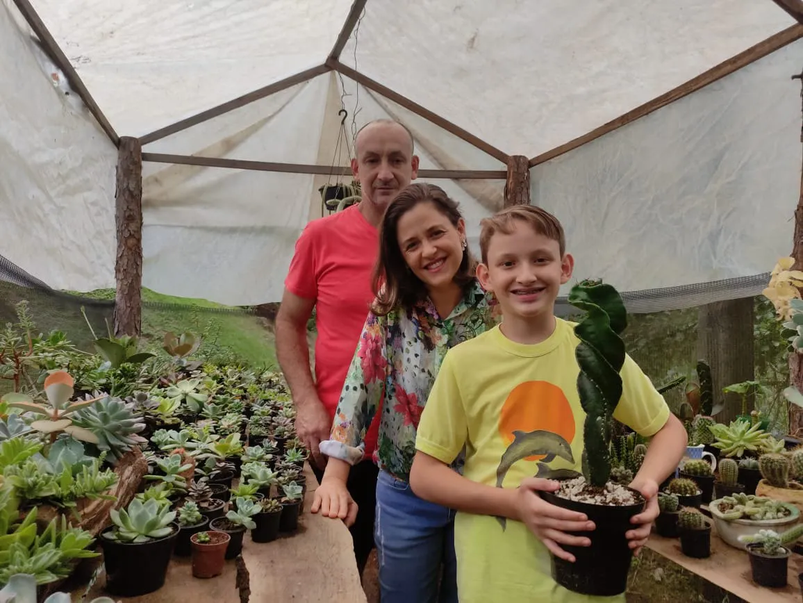 Calebe com a mãe, Diciula, e o pai, Mario Sergio: garoto cultiva plantas em estufa no quintal de casa, com objetivo de vender cactos e juntar dinheiro para cursar Engenharia em Robótica