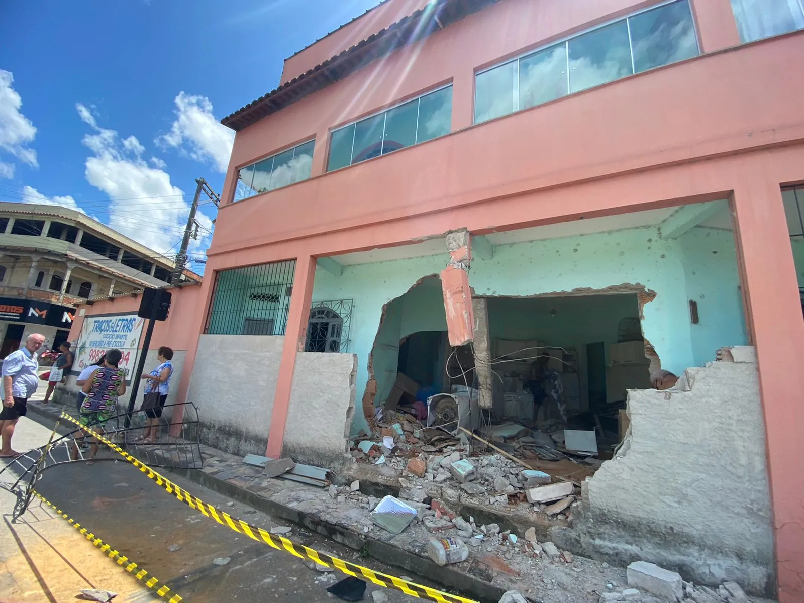 Imagem ilustrativa da imagem Caminhão invade e destrói parte de casa em Viana