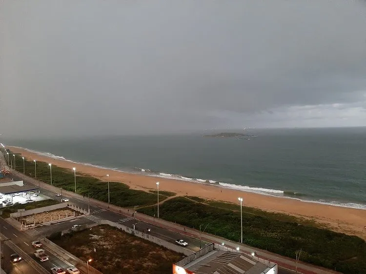Tempo fechado na Praia de Itaparica, em Vila Velha