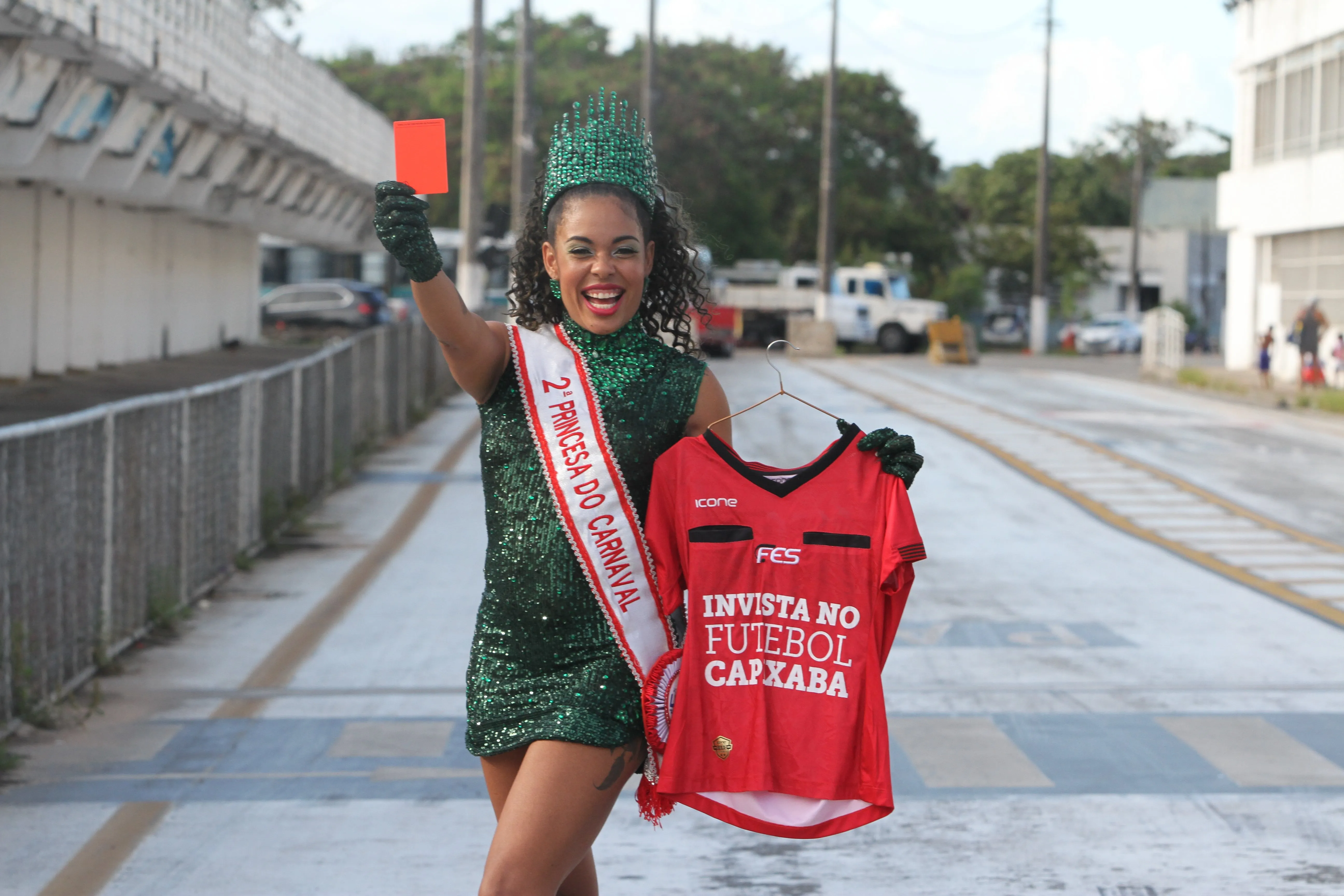 Gabrielle Farias concilia o amor pela farda, Carnaval e futebol: “Tenho um só coração, mas cabe tudo isso”