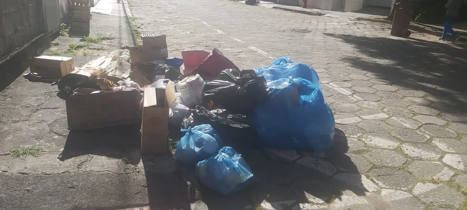 Lixo acumulado nas ruas de Jardim Camburi, em Vitória.