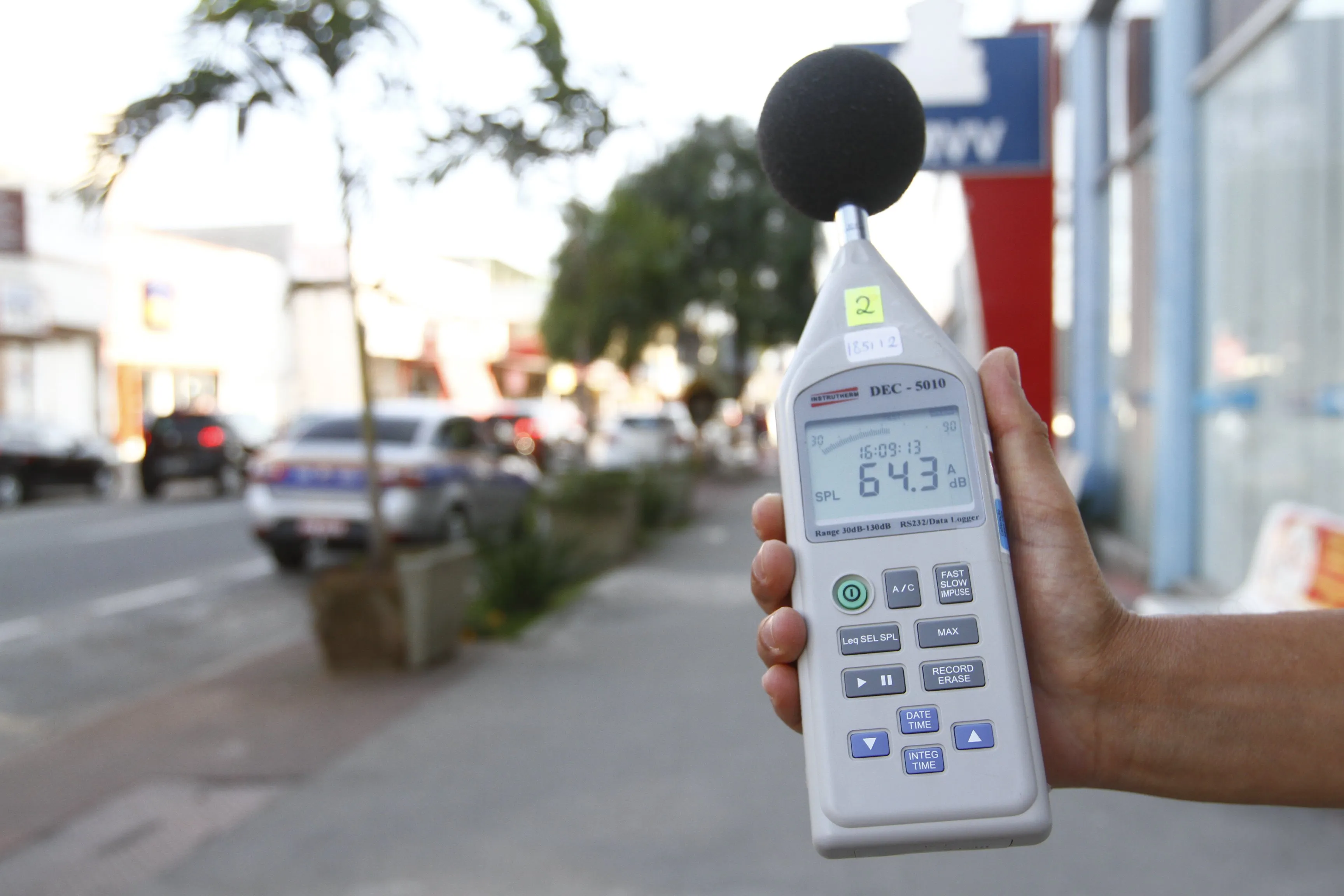 Servidor verifica volume de barulho em rua: há multas de até R$ 60 mil