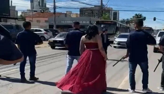 Homens param trânsito com armas em punho para que mulher atravesse a rua