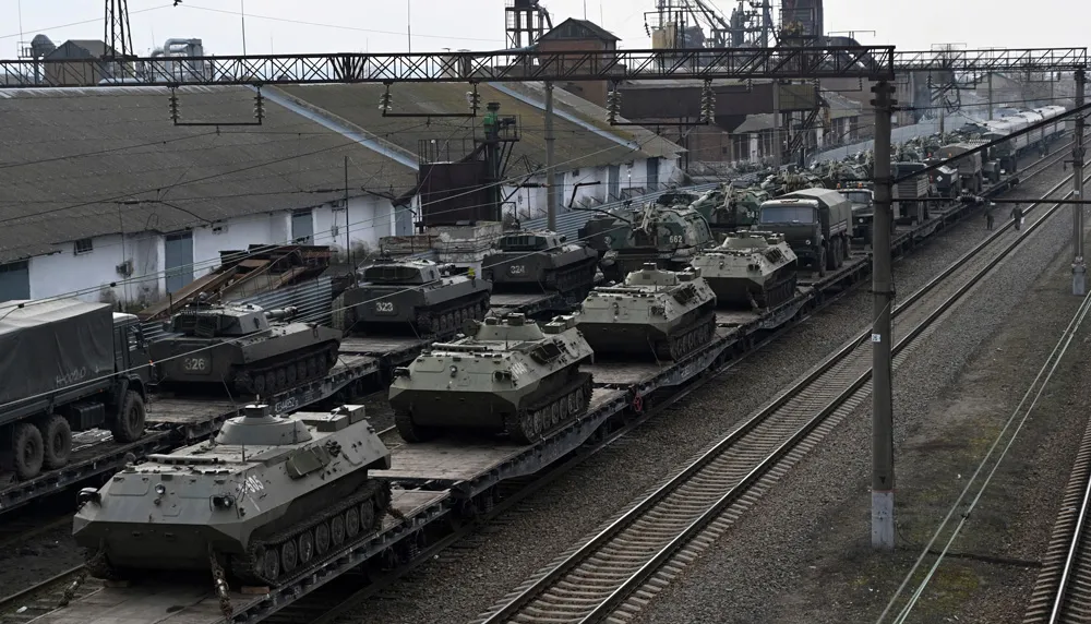 Veículos blindados russos são carregados em plataformas ferroviárias em uma estação ferroviária na região próxima à fronteira entre Rússia e Ucrânia, nas imediações de Rostov-on-Don, na Rússia